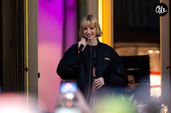 La chanteuse Angèle dévoile son nouveau single "What You Want" en collaboration avec le duo électro français Justice avec une projection du clip sur la façade du Théâtre Royal de la Monnaie à Bruxelles le 25 février 2026. Photo : Xavier Piron / Photonews