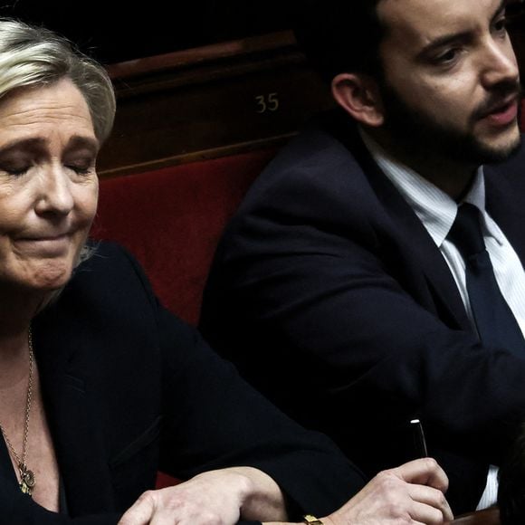 Marine Le Pen lors d'un débat sur deux motions de censure contre le gouvernement français, déposées par l'alliance des partis de gauche le "Nouveau Front Populaire" (NFP) et le parti d'extrême droite Rassemblement National, après l'utilisation par le gouvernement français de l'article 49.3, une clause spéciale dans la Constitution française, pour faire passer le projet de loi de finances à l'Assemblée nationale sans un vote des législateurs, à l'Assemblée nationale à Paris, le 4 décembre 2024.   © Stéphane Lemouton / Bestimage