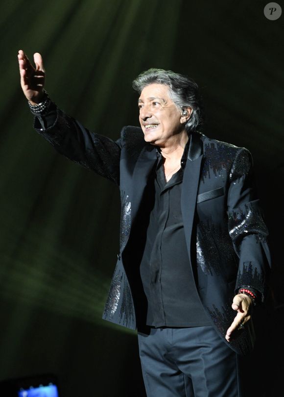 "J'ai fait une grosse dépression à cause de personnes qui m'ont fait du mal", a notamment révélé le chanteur
Exclusif - Frédéric François - Frédéric François en concert événement à l'Olympia à Paris le 30 octobre 2021 avant d'entamer une tournée début 2022. © Coadic Guirec/Bestimage
