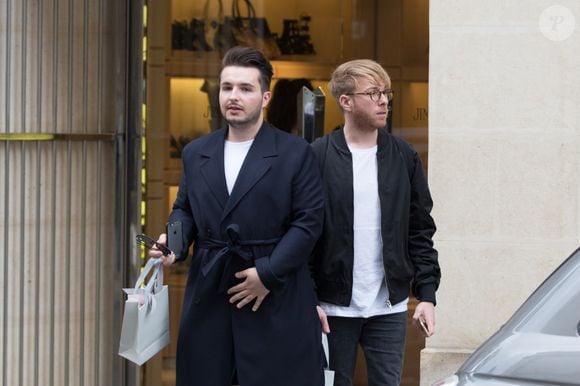 Exclusif - Le chanteur Olympe (de son vrai nom Joffrey Boulanger), révélé par la saison 2 de "The Voice" et son futur mari le blogueur mode Julien Van Der Drisch achètent des alliances à Paris le 19 mai 2016. Agence / Bestimage
