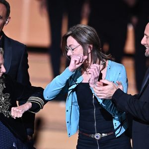 Exclusif - Surprises - Véronique Sanson, sa soeur Violaine, son fils Christopher Stills et Nikos Aliagas - Enregistrement de l'émission "La chanson secrète", présentée par N.Aliagas et diffusée le 1er décembre sur TF1
© Guillaume Gaffiot-Cyril Moreau / Bestimage