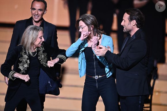 Exclusif - Surprises - Véronique Sanson, sa soeur Violaine, son fils Christopher Stills et Nikos Aliagas - Enregistrement de l'émission "La chanson secrète", présentée par N.Aliagas et diffusée le 1er décembre sur TF1
© Guillaume Gaffiot-Cyril Moreau / Bestimage
