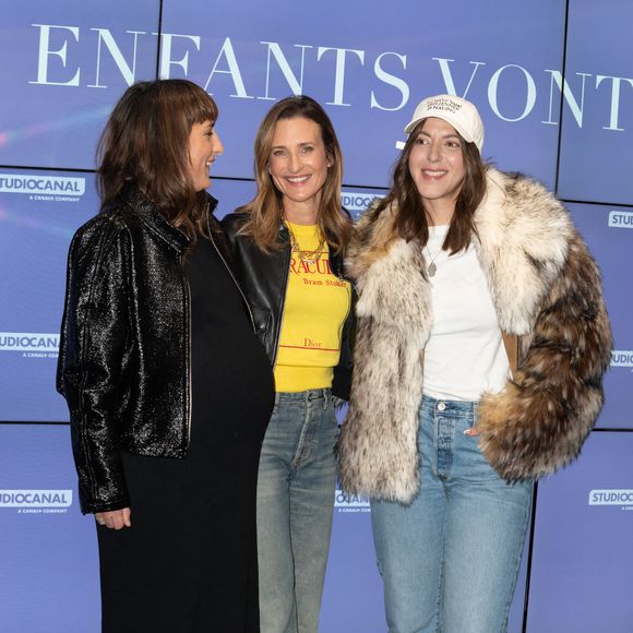 L’avant-première rassemble acteurs et équipe du film.

Juliette Armanet, Camille Cottin et Monia Chokri assistent à l'avant-première de 'Les enfants vont bien' au cinéma UGC Les Halles, à Paris, France, le 18 novembre 2025. Photo par Mireille Ampilhac/ABACAPRESS.COM