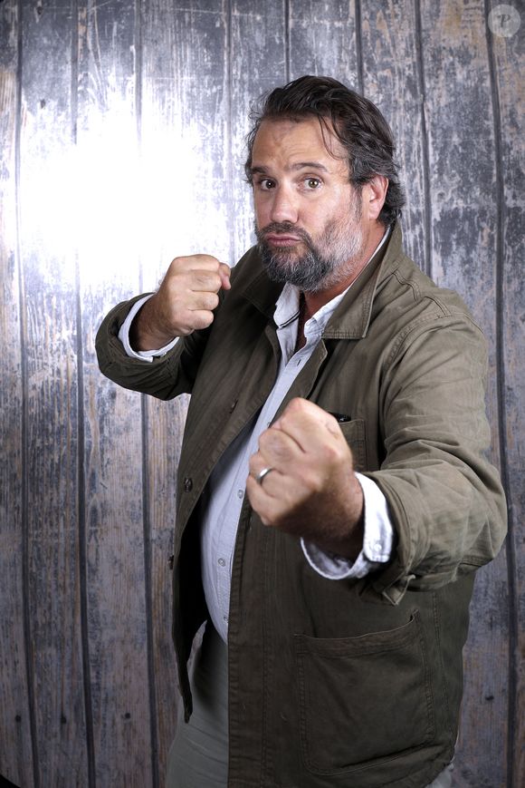 Exclusif - Portrait de l'humoriste Chicandier (Laurent Regairaz ou Jason Chicandier) lors de l'enregistrement de l'émission "Chez Jordan de Luxe" à Paris. Le 26 août 2024
© Cédric Perrin / Bestimage