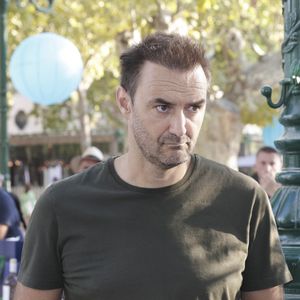 Cyril Lignac lors d'un tournoi de pétanque  place des Lices organisé par le magazine Turquoise pour l'association Sourire à la vie à Saint-Tropez le 10 août 2022.

© Jack Tribeca / Bestimage