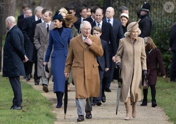 Le roi Charles III d'Angleterre et Camilla Parker Bowles, reine consort d'Angleterre, le prince William, prince de Galles, et Catherine (Kate) Middleton, princesse de Galles, avec leurs enfants le prince George de Galles, la princesse Charlotte de Galles et le prince Louis de Galles - Le roi Charles III et la reine Camilla assistent à l'office religieux du matin de Noël à l'église St Mary Magdalene de Sandringham, dans le Norfolk. Lundi 25 décembre 2023.
