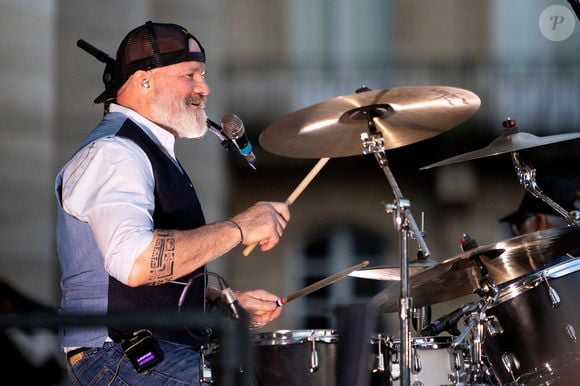 Le grand chef et animateur TV Philippe Etchebest est egalement leader et batteur d'un groupe de rock, "Chef and the Gang", il a organisé pour la fete de la musique un concert devant un de ses restaurants, " Le Quatrieme Mur", qu'il dirige dans le batiment de l'Opera de Bordeaux, le 21 Juin 2024. Patrick Bernard-Thierry David/ Bestimage