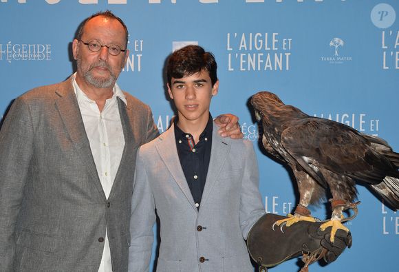 Jean Reno, Manuel Camacho et l'aigle lors de l'avant-première du film "L'aigle et l'enfant" au Gaumont Capucines à Paris, le 19 juin 2016.