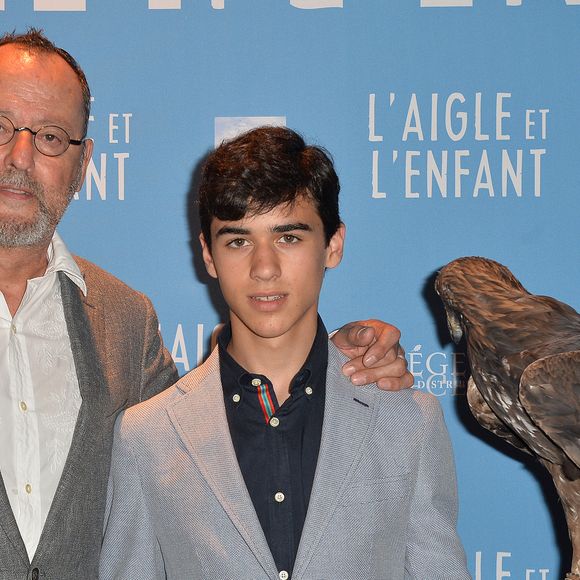 Jean Reno, Manuel Camacho et l'aigle lors de l'avant-première du film "L'aigle et l'enfant" au Gaumont Capucines à Paris, le 19 juin 2016.