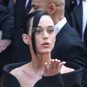 La chanteuse Katy Perry, venue sans son ex-compagnon Orlando Bloom, a été aperçue aux côtés de Lauren Sanchez. 

Katy Perry - Arrivées au défilé Balenciaga Collection Haute Couture Automne/Hiver 2025-2026 lors de la Fashion Week de Paris (PFW), le 9 juillet 2025. 
© Denis Guignebourg / Bestimage