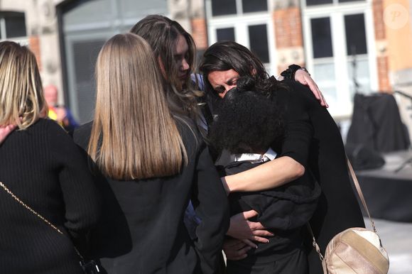Adeline Quenon, la soeur aînée d'E.Dequenne, et Milla Savarese, la fille unique d'E.Dequenne - 300 personnes réunies pour rendre hommage à Emilie Dequenne dans sa ville de Chièvres (Belgique), le 9 avril 2025, quelques semaines après son décès prématuré, survenu le 16 mars 2025. © Photonews / Bestimage