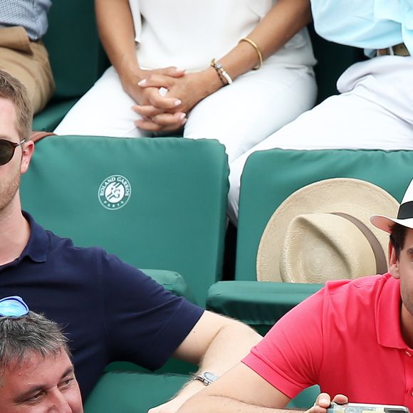 Les deux hommes ne vivent pas dans le même pays !

Le chanteur Mika et son compagnon Andy Dermanis - People dans les tribunes lors de la finale homme des Internationaux de Tennis de Roland-Garros à Paris le 11 juin 2017.
© Dominique Jacovides-Cyril Moreau / Bestimage