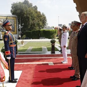 La reine Letizia d'Espagne et le roi Felipe d'Espagne se rendent sur la tombe du soldat inconnu le 17 septembre 2025 au Caire, en Egypte. © Andrews Archie/ABACA