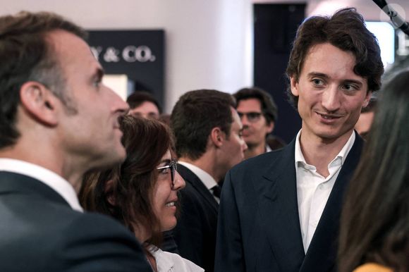 L'industriel de 76 ans, natif de Roubaix, n'a jamais perdu ses valeurs. Et c'est celles qu'il a eu en tête de transmettre à sa progéniture. 


Le président français Emmanuel Macron visite le salon des startups technologiques et de l'innovation VivaTech à Paris Expo Porte de Versailles, le 11 juin 2025.
© Stéphane Lemouton / Pool / Bestimage