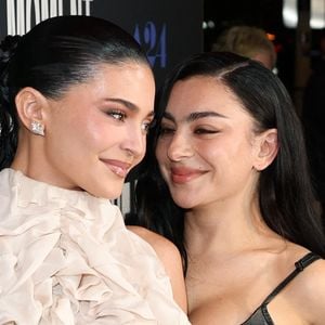 Charli XCX and Kylie Jenner à Los Angeles pour l'avant-première de "The Moment".
Backgrid USA / Bestimage