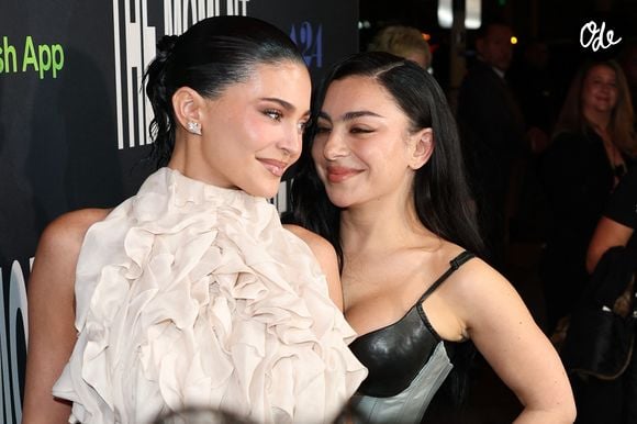 Charli XCX and Kylie Jenner à Los Angeles pour l'avant-première de "The Moment".

Backgrid USA / Bestimage