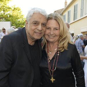 Exclusif - Enrico Macias, Sylvie Siri, maire de Saint-Tropez - Personnalités à l'exposition photographique de Paris Match "Eddie Barclay — Saint-Tropez, le sens de la fête !" place Blanqui à Saint-Tropez le 11 juillet 2025.

© Sophie Louvet / Nice Matin / Bestimage