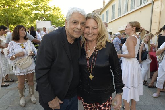 Exclusif - Enrico Macias, Sylvie Siri, maire de Saint-Tropez - Personnalités à l'exposition photographique de Paris Match "Eddie Barclay — Saint-Tropez, le sens de la fête !" place Blanqui à Saint-Tropez le 11 juillet 2025.

© Sophie Louvet / Nice Matin / Bestimage