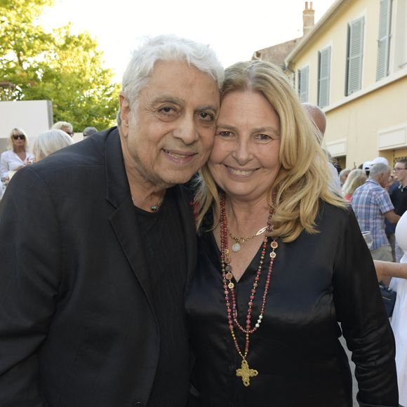 Exclusif - Enrico Macias, Sylvie Siri, maire de Saint-Tropez - Personnalités à l'exposition photographique de Paris Match "Eddie Barclay — Saint-Tropez, le sens de la fête !" place Blanqui à Saint-Tropez le 11 juillet 2025.

© Sophie Louvet / Nice Matin / Bestimage