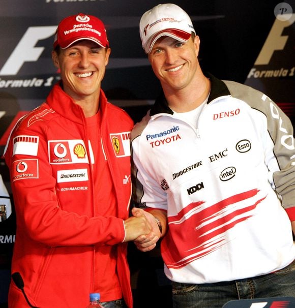 File photo - Le pilote allemand de Formule 1 Michael Schumacher (G) de la Scuderia Ferrari serre la main de son frère Ralf Schumacher de l'équipe Toyota Racing pendant la conférence de presse au circuit de F1 de Nurburgring à Nurburg, Allemagne, jeudi 04 mai 2006. Le Grand Prix d'Europe aura lieu au Nurburgring le dimanche 07 mai 2006. Photo : Rainer Jensen +++(c) dpa - Report+++ L'ancienne star de la Formule 1 Ralf Schumacher, le frère du septuple champion Michael Schumacher, a révélé son homosexualité sur les réseaux sociaux. Le pilote allemand a posté dimanche sur Instagram une photo de lui et de son directeur commercial français Etienne se tenant bras dessus bras dessous sur un bateau, en légendant l'image : La plus belle chose dans la vie, c'est d'avoir le bon partenaire à ses côtés, avec qui on peut tout partager". Photo par DPA/ABACAPRESS.COM