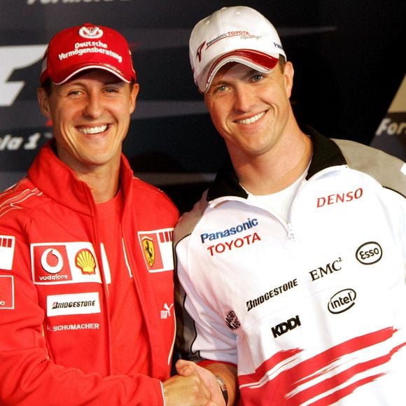 File photo - Le pilote allemand de Formule 1 Michael Schumacher (G) de la Scuderia Ferrari serre la main de son frère Ralf Schumacher de l'équipe Toyota Racing pendant la conférence de presse au circuit de F1 de Nurburgring à Nurburg, Allemagne, jeudi 04 mai 2006. Le Grand Prix d'Europe aura lieu au Nurburgring le dimanche 07 mai 2006. Photo : Rainer Jensen +++(c) dpa - Report+++ L'ancienne star de la Formule 1 Ralf Schumacher, le frère du septuple champion Michael Schumacher, a révélé son homosexualité sur les réseaux sociaux. Le pilote allemand a posté dimanche sur Instagram une photo de lui et de son directeur commercial français Etienne se tenant bras dessus bras dessous sur un bateau, en légendant l'image : La plus belle chose dans la vie, c'est d'avoir le bon partenaire à ses côtés, avec qui on peut tout partager". Photo par DPA/ABACAPRESS.COM