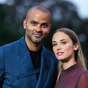 Tony Parker célèbre son premier anniversaire avec sa compagne Agathe Teyssier.

Tony Parker et Agathe Teyssier Napoletano posant pour des photos sur le tapis rouge de l'événement The Prelude to the Olympics tenu à la Fondation Louis Vuitton à Paris. Photo par Anthony Behar/SPUS/BACAPRESS.COM