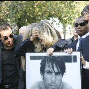 Valérie Bourdin et Sasha (fille de Filip Nikolic) aux obsèques de Filip Nikolic en l'Eglise Russe de Sainte Geneviève des Bois en 2009. © JACOVIDES-MOREAU / BESTIMAGE).