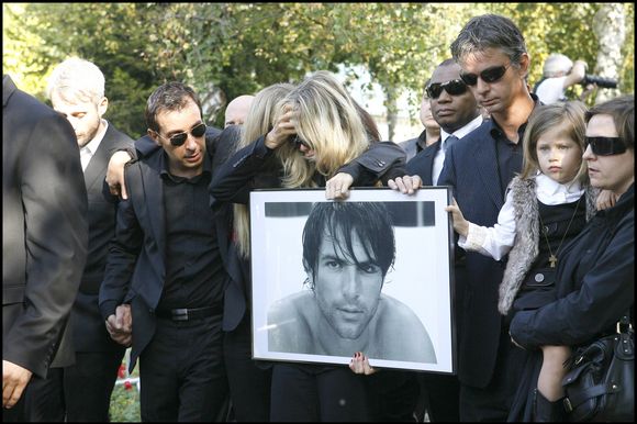 Valérie Bourdin et Sasha (fille de Filip Nikolic) aux obsèques de Filip Nikolic en l'Eglise Russe de Sainte Geneviève des Bois en 2009. © JACOVIDES-MOREAU / BESTIMAGE).