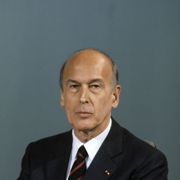 Archives -  En France, à Paris, sur le plateau de TF1, Valéry Giscard d'Estaing posant en 1984. @Michel CROIZARD via Bestimage