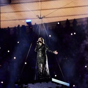 La chanteuse Louane (Louane Emera), représentante de la France au concours de l'Eurovision, interpréte pour la première fois son titre Maman, en hommage à sa mère décédée lorsqu'elle avait 17 ans, devant les 80 000 spectateurs, suspendue sur une plateforme, plusieurs mètres au-dessus de la pelouse et des musiciens, du Stade de France à la mi-temps du match du Tournoi des Six Nations opposant la France à l'Écosse, à Saint-Denis, Seine Saint-Denis, France, le 15 mars 2025. © Cyril Moreau/Bestimage