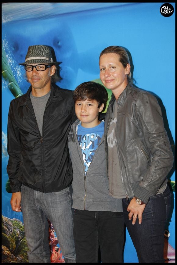 Paul et Luana Belmondo avec leur fils Giacomo, à l'avant-première du film "Le Voyage Extraordinaire de Samy" au Gaumont Opéra.

© Bestimage