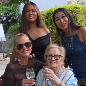En compagnie de ses filles, Jade et Joy, Laeticia Hallyday a célébré l'événement avant de partager, le lendemain, une vidéo sur Instagram accompagnée d'une belle déclaration d'amour.

Laeticia Hallyday et ses filles Jade et Joy célèbrent les 90 ans d'Elyette Boudou, alias "Mamie Rock" le 5 juillet 2025 © Instagram