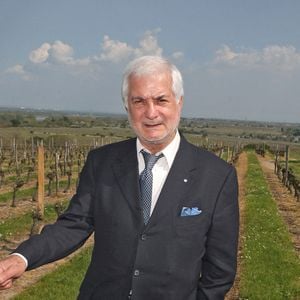 L'acteur Jean-Claude Brialy pose dans le vignoble ""La Butte De La Folie" qui lui est dédié lors des Journées Nationales du Livre et du Vin 2006 à Saumur, France, le 23 avril 2006. Photo Bruno Klein/ABACAPRESS.COM"