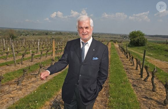 L'acteur Jean-Claude Brialy pose dans le vignoble ""La Butte De La Folie" qui lui est dédié lors des Journées Nationales du Livre et du Vin 2006 à Saumur, France, le 23 avril 2006. Photo Bruno Klein/ABACAPRESS.COM"