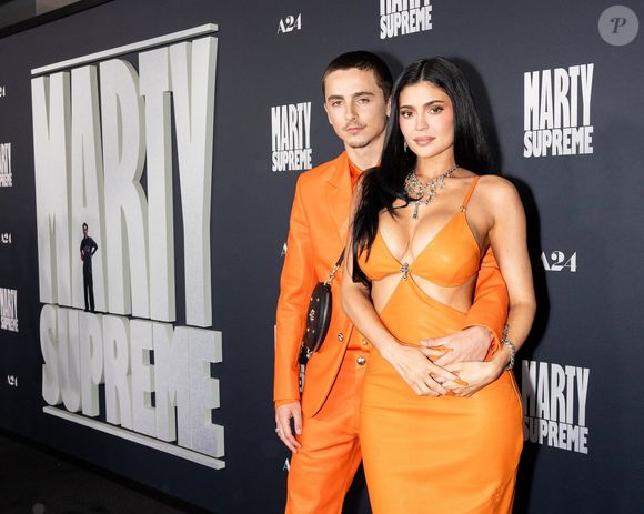 Timothée Chalamet et Kylie Jenner au photocall lors de la projection de "Marty Supreme" au Academy Theatre à Los Angeles le 08 décembre 2025. Crédit Bestimage
