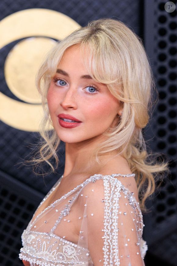 Une tendance minimaliste, fraîche et totalement décomplexée qui sublime la peau sans jamais la masquer. 

1er février 2026, Los Angeles, Californie, USA : Sabrina Carpenter sur le tapis rouge de la 68ème cérémonie des Grammy Awards le dimanche 1er février 2026 à la Crypto.com Arena à Los Angeles, Californie. JAVIER ROJAS/PI (Credit Image : © PI via ZUMA Press Wire)