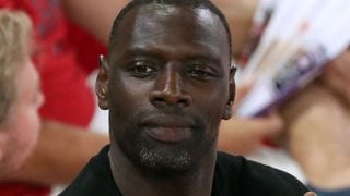 Omar Sy célèbre une belle victoire sportive mais aussi entrepreneuriale : son investissement à Paris s’avère être un vrai succès !