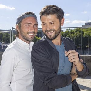 Ghislain Gerin et son mari Christophe Beaugrand - Festival des Livres et des Artistes organisé par l'association "Lecture pour Tous" engagée dans la lutte contre l'illettrisme au Mail Branly à Paris le2 juillet 2022.
© Pierre Perusseau/ Jack Tribeca / Bestimage