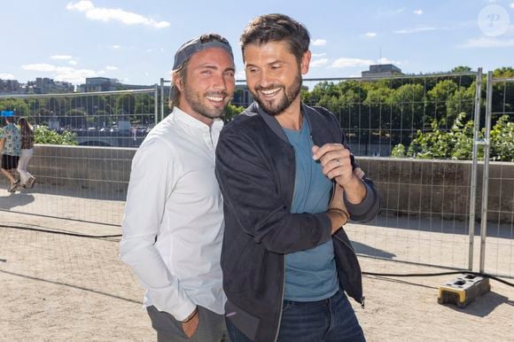 Ghislain Gerin et son mari Christophe Beaugrand - Festival des Livres et des Artistes organisé par l'association "Lecture pour Tous" engagée dans la lutte contre l'illettrisme au Mail Branly à Paris le2 juillet 2022.
© Pierre Perusseau/ Jack Tribeca / Bestimage