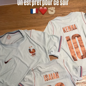Il a réuni toute la famille autour d'un écran géant pour suivre la rencontre France/Maroc ce 9 juillet 2026

Photo postée par M Pokora en story Instagram