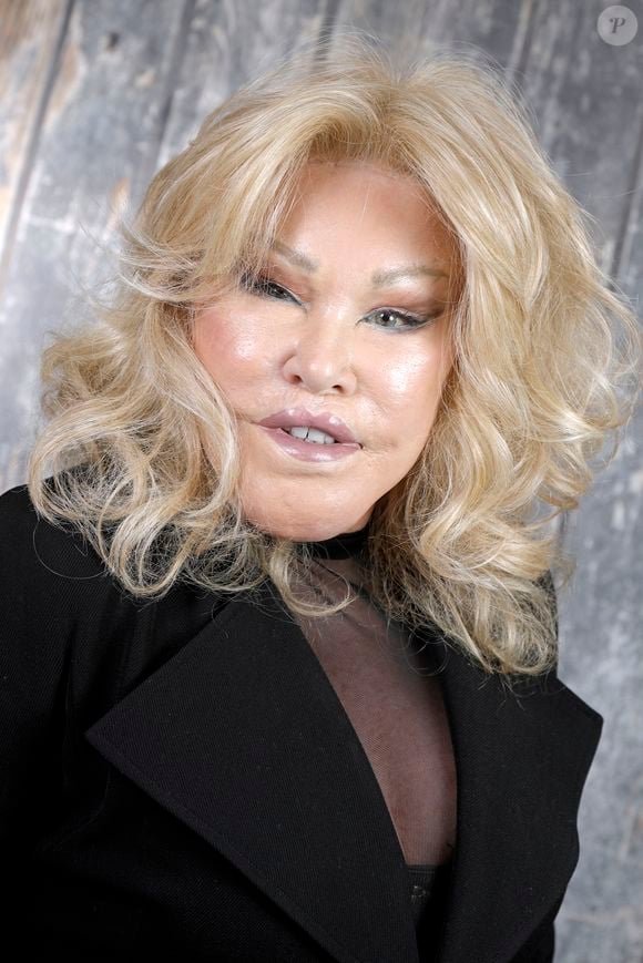 info - Jocelyne Wildenstein: la femme "chat" est décédée à Paris d’une embolie pulmonaire - Exclusif - Portrait de Jocelyne (Jocelyn) Wildenstein (La femme chat) lors de l'enregistrement de l'émission "Chez Jordan de Luxe" à Paris. Le 16 octobre 2024
© Cédric Perrin / Bestimage