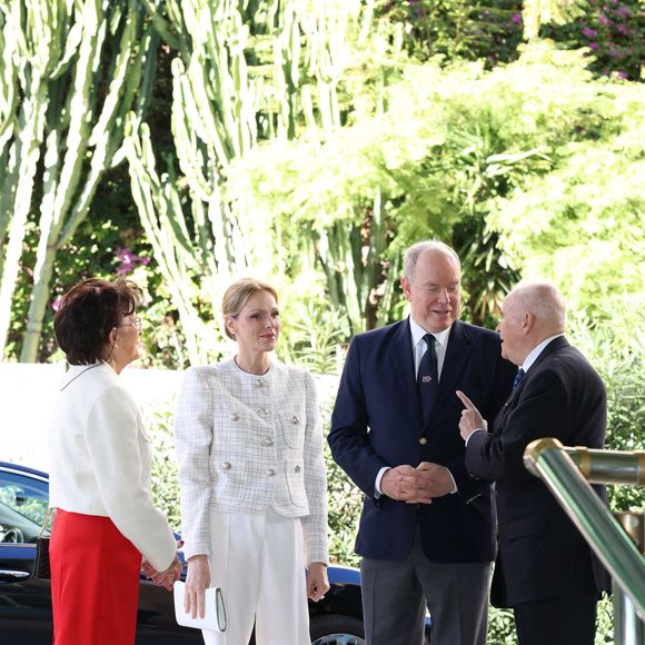 La princesse a ainsi validé avant l’heure la nuance appelée à dominer la mode l’an prochain.

Le prince Albert II de Monaco et la princesse Charlène de Monaco, Michelle Brigolle, présidente du groupe d'amitié des aînés monégasques célèbrent le 75ème anniversaire de l'Amicale des Aines Monégasques à l'hôtel Méridien de Monte-Carlo à Monaco, le 5 décembre 2025.

J.C. Vinaj / Pool Restreint Monaco / Bestimage