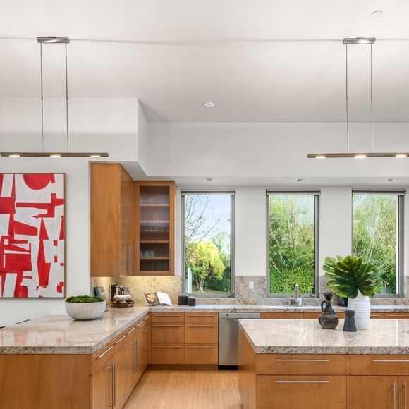 Exclusif - La nouvelle villa de Kanye West à Beverly Hills. Kanye a finalisé l'achat hors marché pour 35 millions de dollars. La propriété de style méditerranéen comprend environ 1900 m2 d'espace habitable, des jardins privés et des vues panoramiques sur la ville. Los Angeles, le 15 décembre 2024.