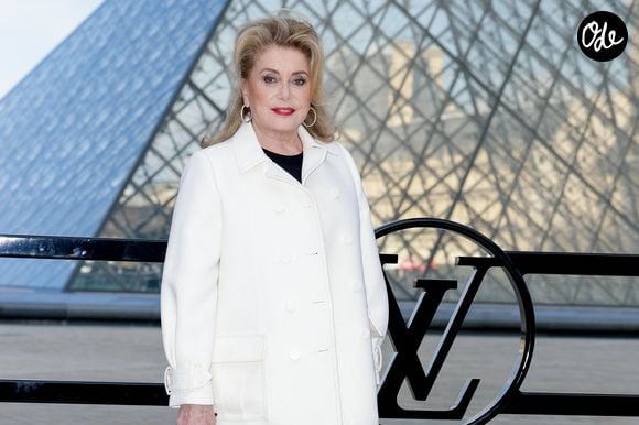 Catherine Deneuve au photocall du défilé Louis Vuitton Collection Femme Prêt-à-Porter Automne/Hiver 2026-2027 lors de la Fashion Week de Paris (PFW) au musée du Louvre, à Paris, France, le 10 mars 2026 © Olivier Borde/Bestimage