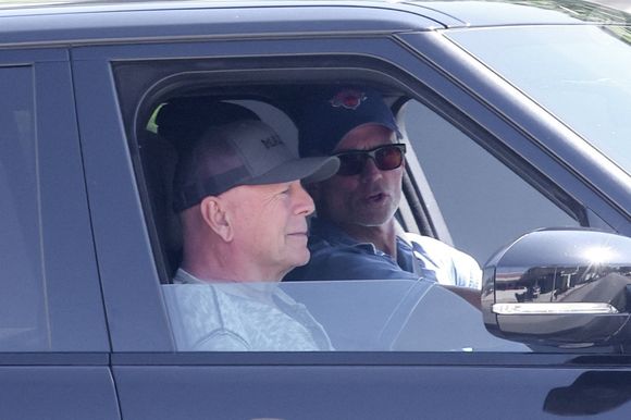 Mais elle se dit reconnaissante de pouvoir encore le serrer dans ses bras

Los Angeles, Californie : Bruce Willis, 70 ans, semblait se détendre sur le siège passager alors qu'il se promenait en voiture dans la ville. ©Backgrid USA / Bestimage