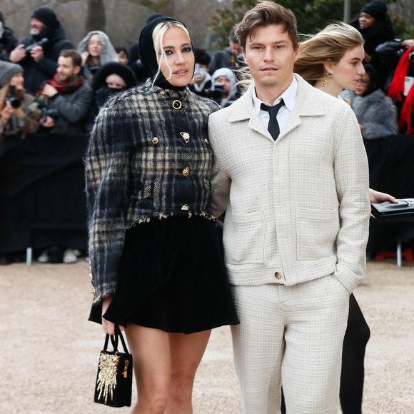 Pixie Lott et Oliver Cheshire au défilé Schiaparelli "Collection Haute Couture Printemps/Eté 2025" lors de la Fashion Week de Paris (PFW) au Petit Palais le 27 janvier 2025. © Christophe Clovis / Bestimage