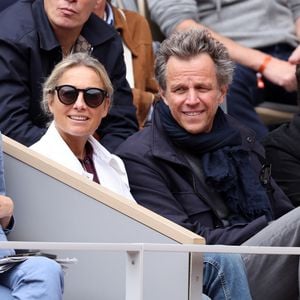 Anne-Sophie Lapix et son mari Arthur Sadoun  dans les tribunes des Internationaux de France de tennis de Roland Garros 2024 à Paris, France, le 2 juin 2024. © Jacovides-Moreau/Bestimage