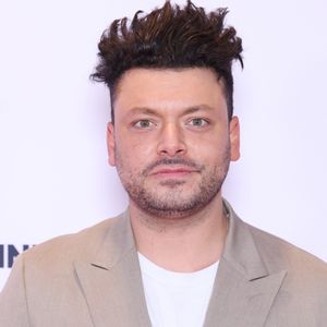Kev Adams assiste à la première de "L’Inflitrée" au Pathé Palace à Paris, en France, le 2 février 2026. Photo de Jérôme Domine/Abaca
