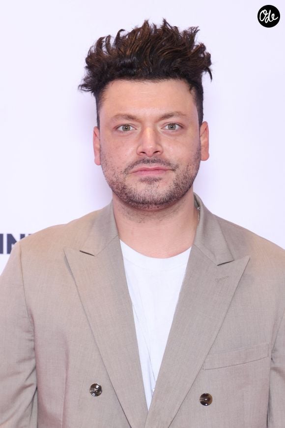 Kev Adams assiste à la première de "L’Inflitrée" au Pathé Palace à Paris, en France, le 2 février 2026. Photo de Jérôme Domine/Abaca