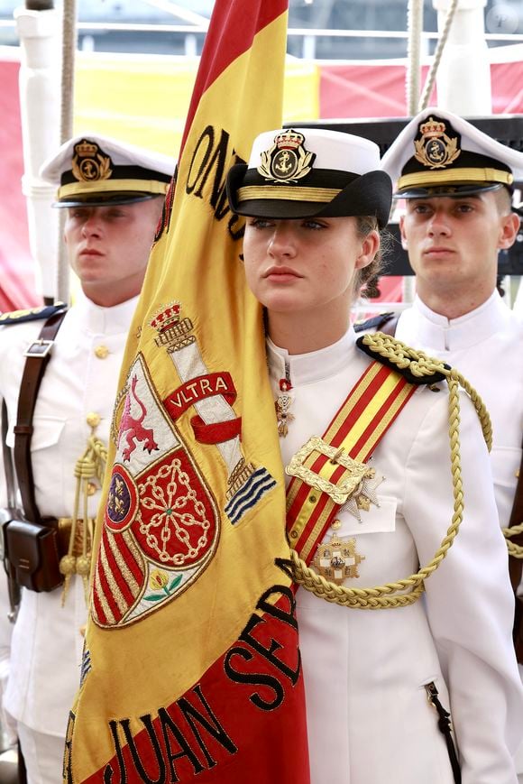 La princesse Leonor d'Espagne est le porte-drapeau lors de la cérémonie du drapeau de New York à bord du navire-école Juan Sebastian de Elcano le 6 juin 2025. LALO YASKY / BESTIMAGE
